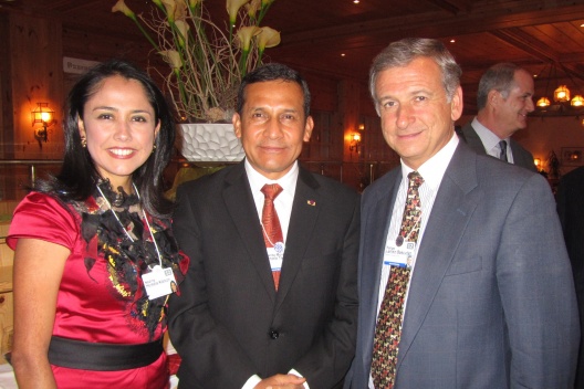 En Davos el ministro de Hacienda, Felipe Larraín, compartió con el Presidente peruano, Ollanta Humala, y su esposa Nadine Heredia.