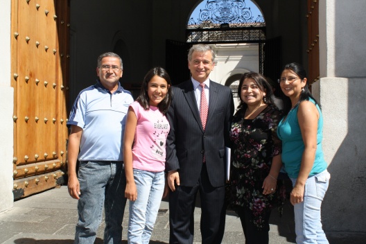 Tras conversar con la prensa en el Palacio de La Moneda el Ministro de Hacienda, Felipe Larraín, se fotografió junto a la familia Rubilar-Mellado de Los Ángeles que en ese momento recorría el centro de Santiago.