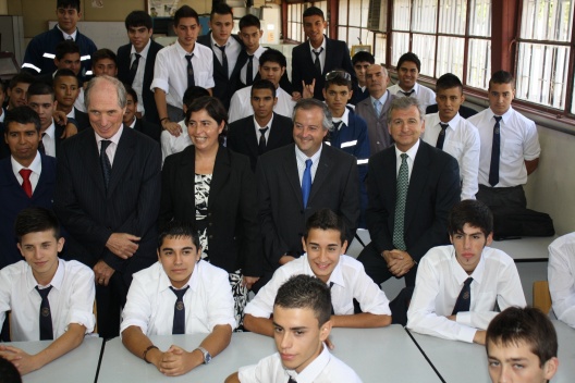 Ministro de Hacienda, Felipe Larraín, junto a los alumnos del Liceo Industrial Vicente Pérez Rosales de Quinta Normal.