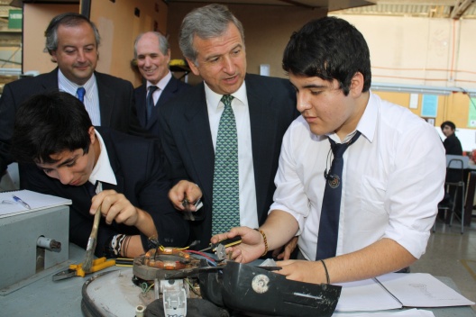 Ministro Felipe Larraín asiste a primer día de clases 2012 del Liceo Industrial Vicente Pérez Rosales.
