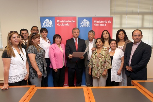 Ministro de Hacienda, Felipe Larraín, acompañado de la Directiva de la Asociación de Funcionarios de la Junta Nacional de Jardines Infantiles (Ajunji).