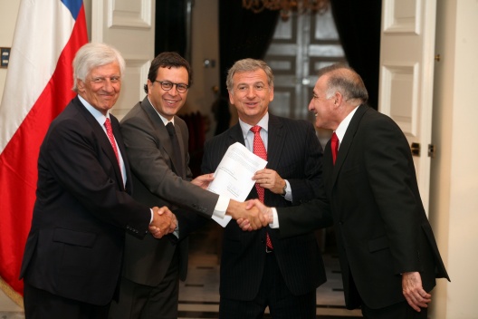 Firma acuerdo entre el Gobierno, ASEMUCH y ACHM para la homologación gradual de sueldos base.