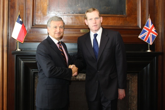 El Ministro de Hacienda, Felipe Larraín, junto al ministro inglés para asuntos latinoamericanos, Jeremy Browne.
