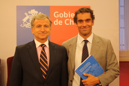 En la foto, el Ministro de Hacienda, Felipe Larraín, con su Jefe de Gabiente, Ramón Delpiano.