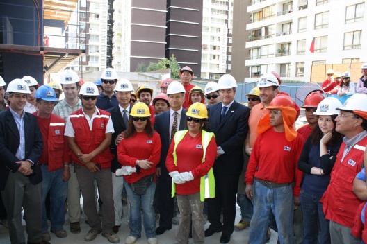 Ministro de Hacienda, Felipe Larraín, visita obra en construcción en Santiago Centro.