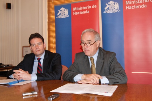 Subsecretario de Hacienda, Julio Dittborn, junto a su símil de Holanda, Frans Weekers
