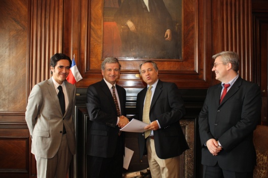El Tesorero General de la República, Sergio Frías, hizo entrega al Ministro de Hacienda, Felipe Larraín, de los Estados Financieros auditados de los Fondos Soberanos chilenos