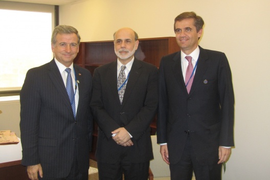 Ministro Larraín se reúne con el Presidente del Banco Central de Chile, Rodrigo Vergara, y el titular del Banco Central norteamericano, Ben Bernanke, en Washington.