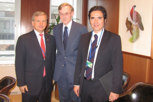 El ministro Larraín, junto al coordinador de finanzas Internacionales de MH, Ignacio Briones, acompañados del presdiente saliente del Banco Mundial, Robert Zoellick.