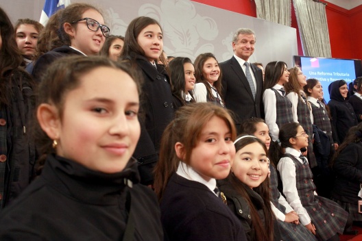 Ministro de Hacienda, Felipe Larraín, junto a alumnas del Colegio María Auxiliadora en el Palacio de La Moneda.