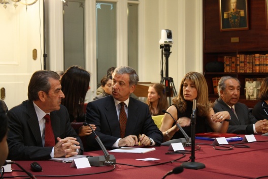 Ministro Larraín expone en el Congreso de Santiago.