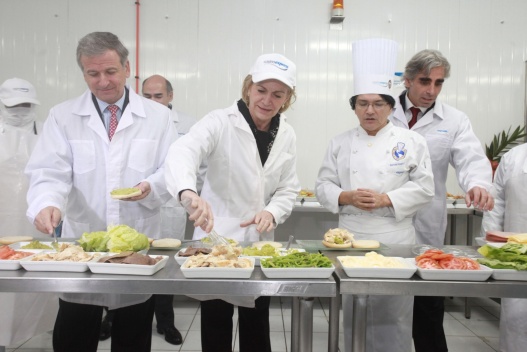 Ministro de Hacienda, Felipe Larraín, junto a la ministra del Trabajo y Previsión Social, Evelyn Matthei, recorren la empresa Casino Express.