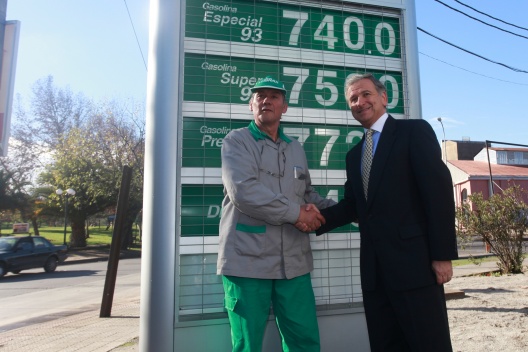 El Ministro de Hacienda, Felipe Larraín, visitó esta mañana una estación de servicio en la comuna de Santiago Centro.