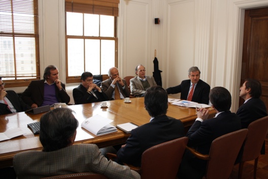 Ministro Larraín se reúne con economistas por salario mínimo