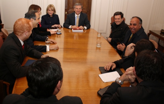 Ministro Larraín recibe a parlamentarios RN y UDI en Teatinos 120.