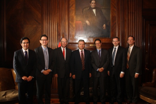 Ministro Larraín recibe a delegación del Departamento del Tesoro de EEUU