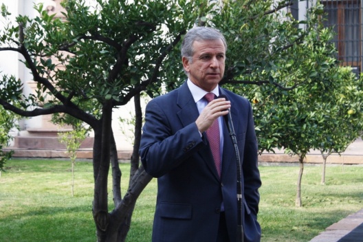 Ministro Larraín en conferencia de prensa en La Moneda.