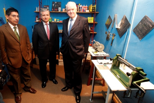 El ministro Larraín y el presidente del BancoEstado, Segismundo Schulin-Zeuthen, junto al primer lugar del Premio al Emprendedor en la categoría Innovación 2011, Jaime Acosta.