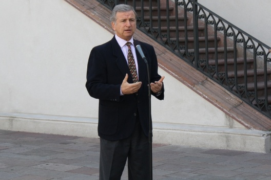 Foto archivo: Ministro Larraín en conferencia de prensa en La Moneda.