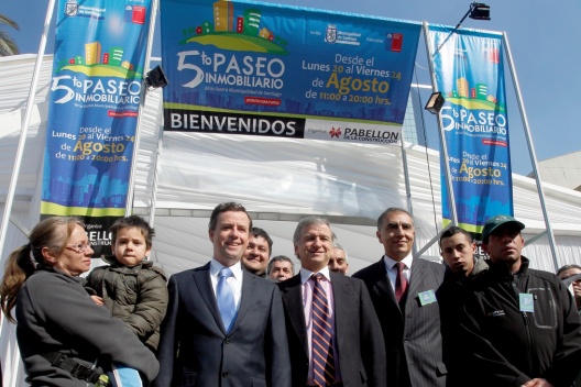 Ministro de Hacienda, Felipe Larraín, junto al titular de Vivienda y Urbanismo, Rodrigo Pérez, visitan el 5to Paseo Inmobiliario de Santiago.