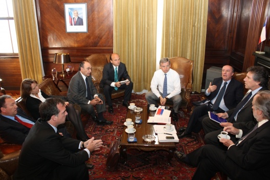 La reunión tuvo lugar esta mañana en el gabinete del ministro Larraín.