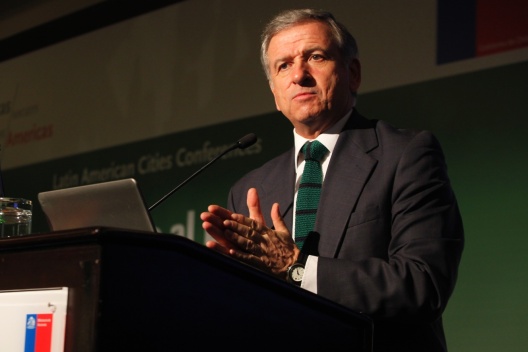 ARCHIVO: Ministro de Hacienda, Felipe Larraín,  en seminario “Chile en camino al desarrollo”.