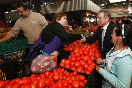 Esta mañana el ministro de Hacienda, Felipe Larraín, recorrió La Vega Central.