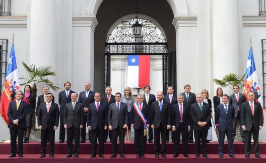 El Presidente de la República, Sebastián Piñera, junto al gabinete en pleno en la Fotografía Oficial de Fiestas Patrias.