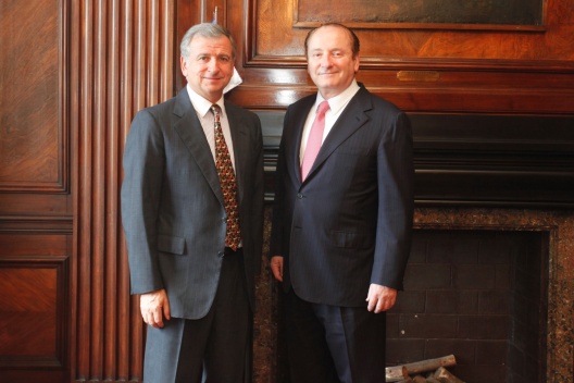 El ministro de Hacienda, Felipe Larraín, junto al premio Nobel de Economía, Robert Merton.