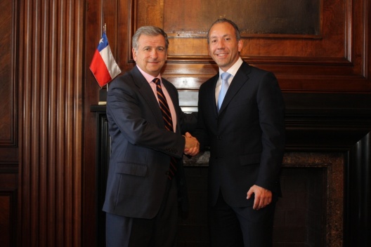 Esta tarde el ministro de Hacienda, Felipe Larraín, recibió al nuevo director de ChileCompra, Roberto Pinedo.