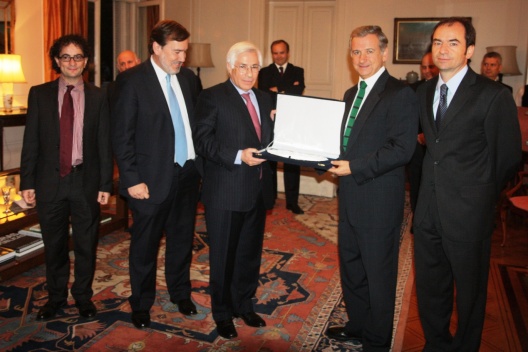 Hasta la embajada de Gran Bretaña en Chile arribó esta tarde el Ministro de Hacienda, Felipe Larraín, para participar en la ceremonia de entrega del premio Inbest-El Mercurio, que este año distinguió la labor del presidente de AFP Provida, Joaquín Cortez. 