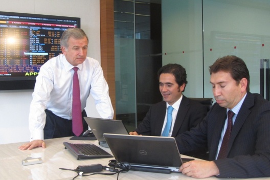 El equipo de Hacienda, liderado por el ministro Larraín trabaja en Nueva York durante la colocación del nuevo bono soberano.
