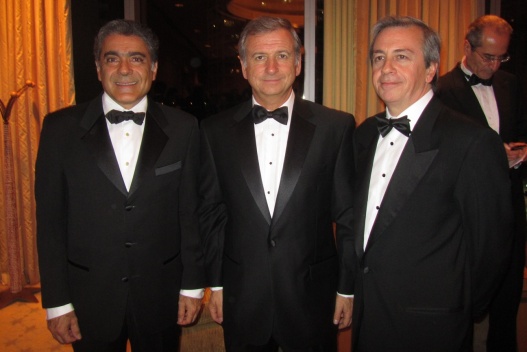 En la imagen el ministro de Hacienda, Felipe Larraín, junto a Juan Benavides, CEO de Falabella, y con David Bojanini, Presidente SURA.
