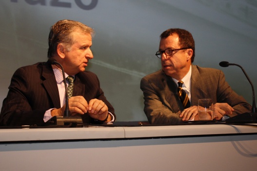 Felipe Larraín, Ministro de Hacienda, junto al profesor y titular de la cátedra Henry Ford II, UCLA, Sebastián Edwards