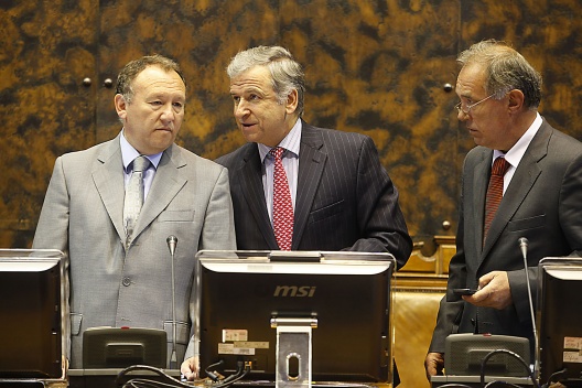 El ministro de Hacienda, Felipe Larraín, junto al Senador José García Ruminot, en el Congreso Nacional.