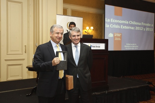 Ministro Larraín recibió hoy el “Premio Club Monetario Finis Terrae 2012”, por su destacado aporte a la economía y desarrollo de Chile.