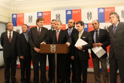 Esta mañana el ministro Larraín acompañado de parlamentarios de Gobierno en conferencia de prensa en Teatinos 120.