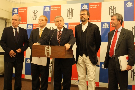 Ministro de Hacienda, Felipe Larraín, junto a parlamentarios, anuncia acuerdo relativo al proyecto de ley de Tasa Máxima Convencional.