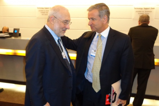 Davos: El ministro de Hacienda, Felipe Larraín, junto al Premio Nobel de Economía, Joseph Stiglitz.