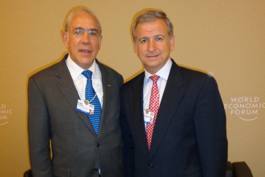 El ministro de Hacienda, Felipe Larraín y el Secretario General de la Organización para la Cooperación y el Desarrollo Económico (OCDE), José Ángel Gurría.