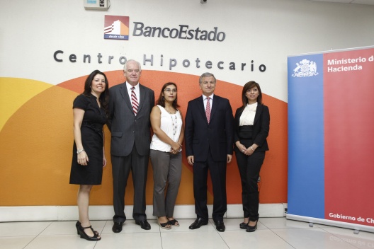 Ministro de Hacienda, Felipe Larraín, junto al presidente de BancoEstado, Segismundo Schulin-Zeuthen, anuncian resultado de primera licitación de seguros para créditos hipotecarios de clientes BancoEstado.