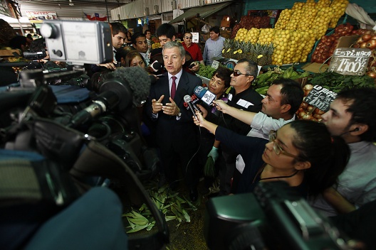 Ministro Larraín comentó Imacec de octubre en La Vega Central.