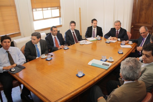 El ministro de Hacienda, Felipe Larraín en la primera reunión de la Comisión Asesora de Salario Mínimo