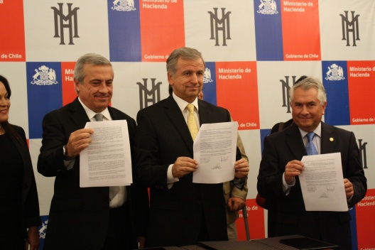 Ministros de Hacienda, Felipe Larraín y de Salud, Jaime Mañalich firman Protocolo con el Colegio Médico