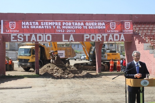 El ministro de Hacienda, Felipe Larraín, da inicio a la remodelación del estadio La Portada de La Serena