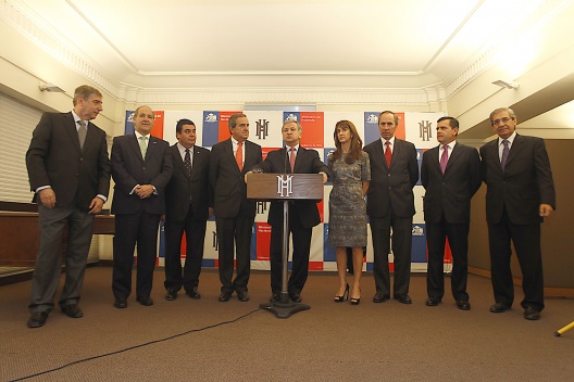 El Ministro de Hacienda, Felipe Larraín, junto al nuevo presidente de la CPC, Andrés Santa Cruz, y su comité ejecutivo