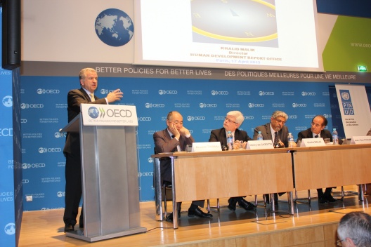 El ministro Felipe Larraín exponiendo en el New World Forum, organizado por el gobierno de Francia y la OECD