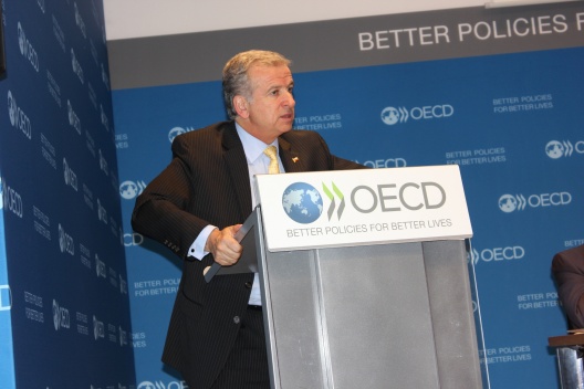 ARCHIVO: El ministro de Hacienda, Felipe Larraín exponiendo en la OCDE