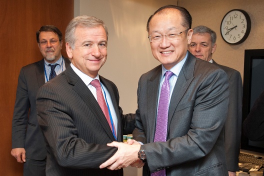 El ministro de Hacienda, Felipe Larraín junto a Jim Yong Kim, presidente del Banco Mundial
