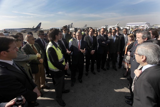 El ministro de Hacienda, Felipe Larraín, junto a trabajadores de el aeropuerto de Santiago